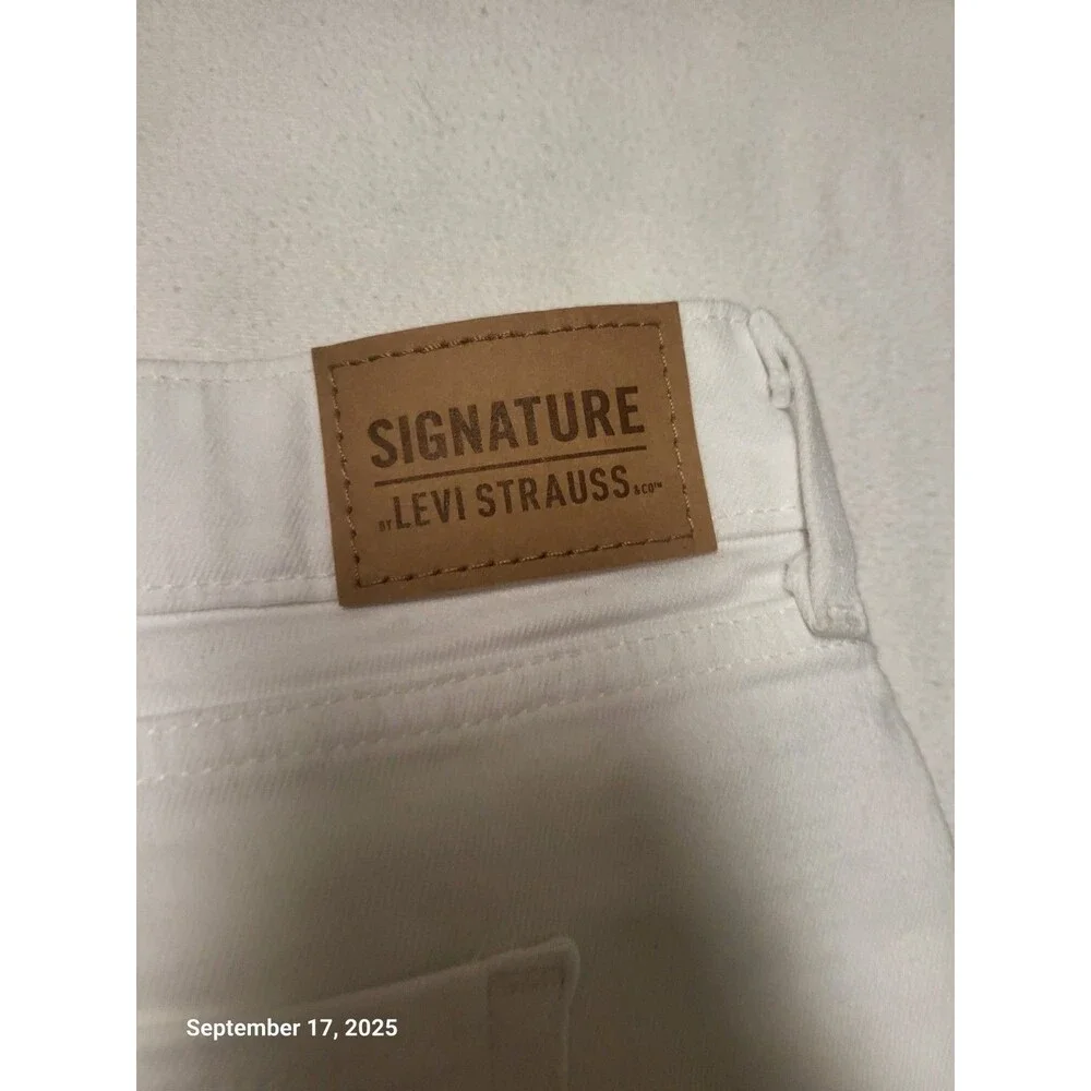 Signature by Levi Strauss Women's White Mid-Rise Capri Sz 20 - Picture 3 of 7